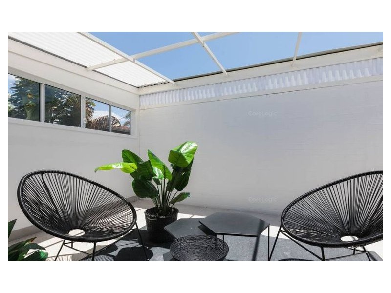2/54 Darramabal Street, Chevron Island QLD 4217