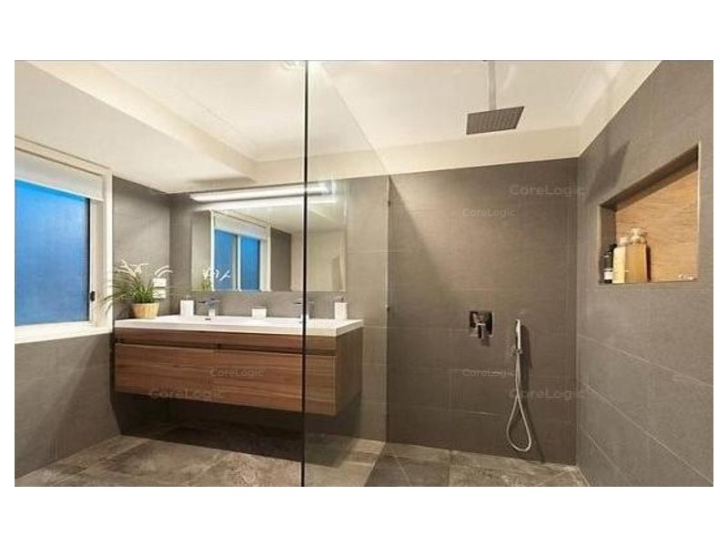 2/54 Darramabal Street, Chevron Island QLD 4217