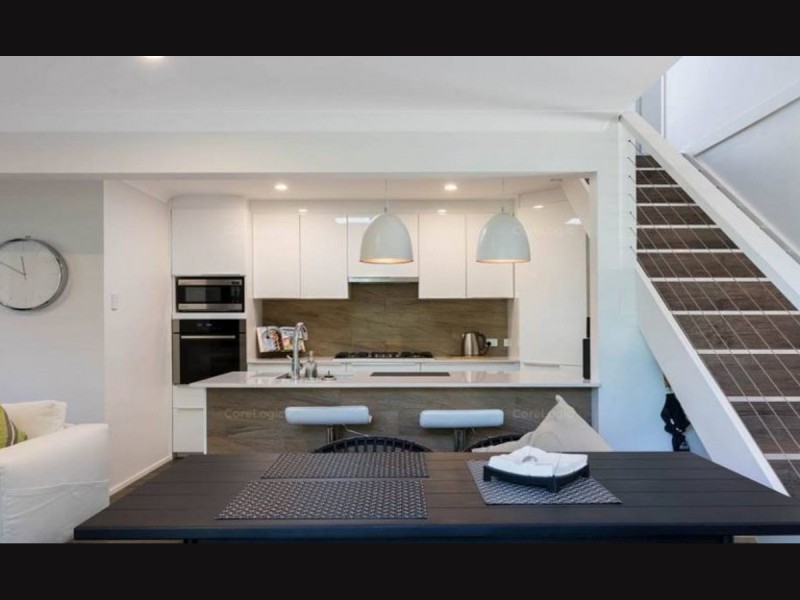 2/54 Darrambal Street, Chevron Island QLD 4217