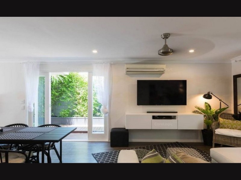 2/54 Darrambal Street, Chevron Island QLD 4217