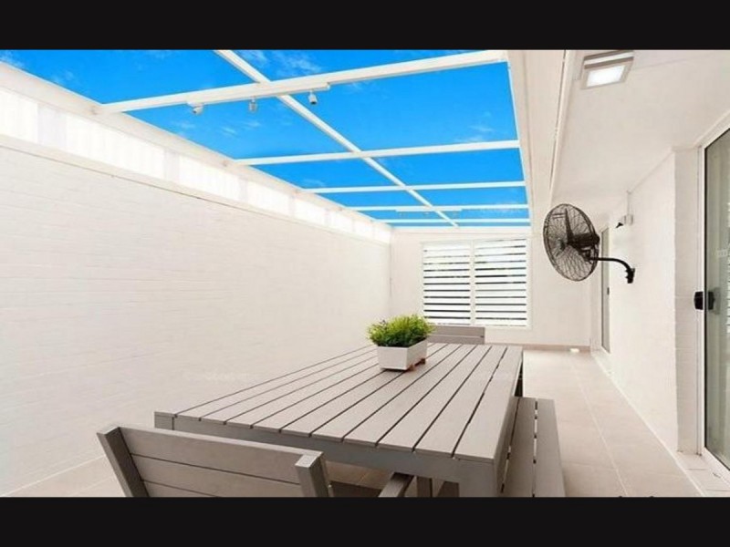 2/54 Darrambal Street, Chevron Island QLD 4217