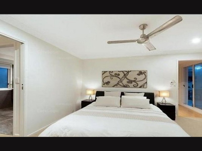 2/54 Darrambal Street, Chevron Island QLD 4217