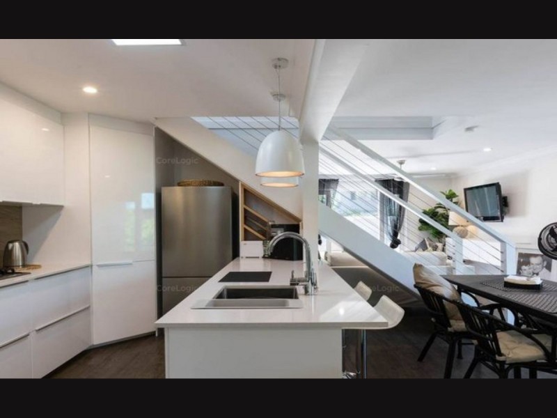 2/54 Darrambal Street, Chevron Island QLD 4217