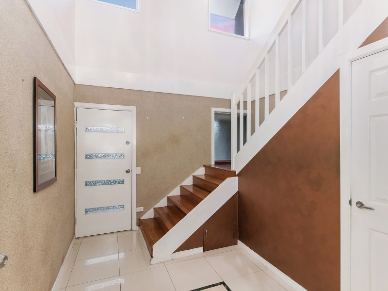 4 Harneil Place, Carrara QLD 4211