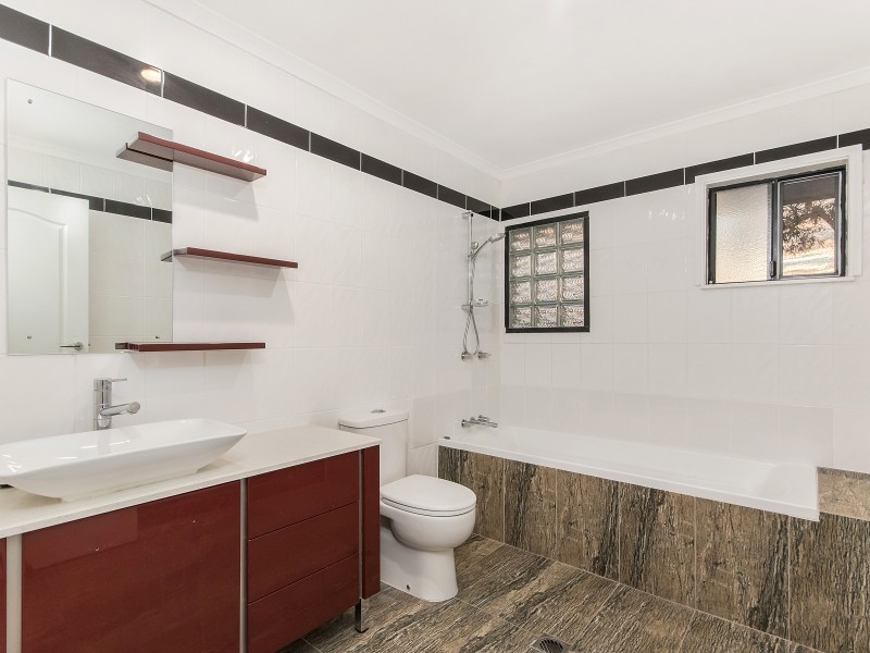 4 Harneil Place, Carrara QLD 4211