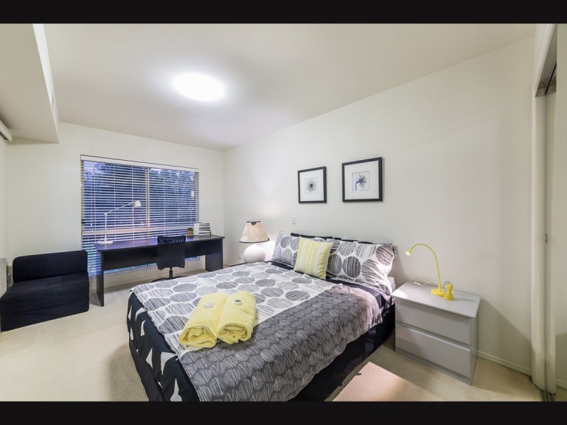 8429 Magnolia Dr East, Hope Island QLD 4212