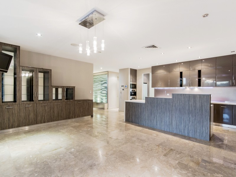 3028 The Boulevarde, Benowa QLD 4217