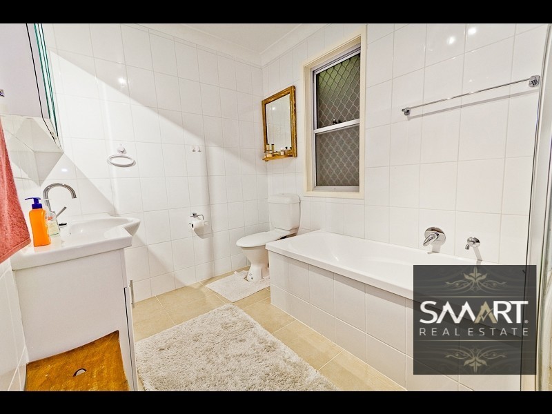 4 Tallowood Rd, Ashmore QLD 4214