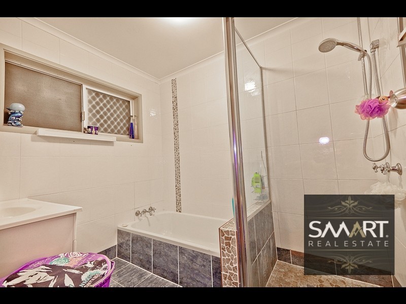 4 Tallowood Rd, Ashmore QLD 4214