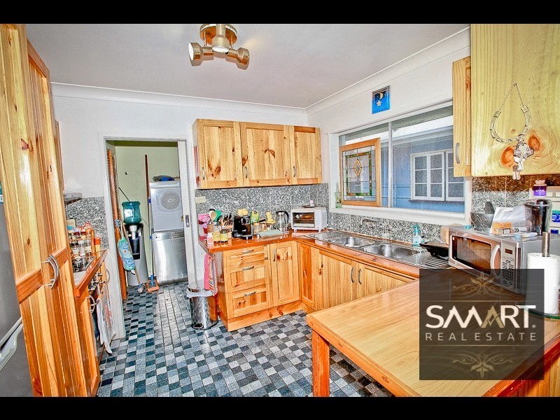 8 Deakin Avenue, Southport QLD 4215