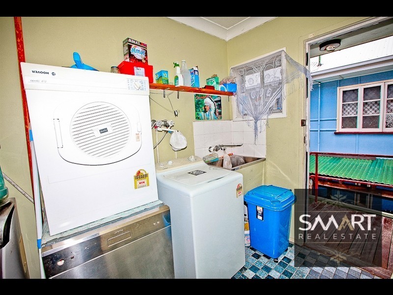 8 Deakin Avenue, Southport QLD 4215