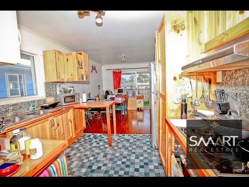 8 Deakin Avenue, Southport QLD 4215