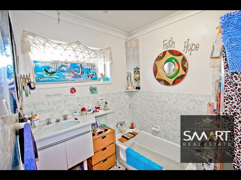 8 Deakin Avenue, Southport QLD 4215