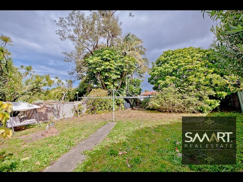 8 Deakin Avenue, Southport QLD 4215