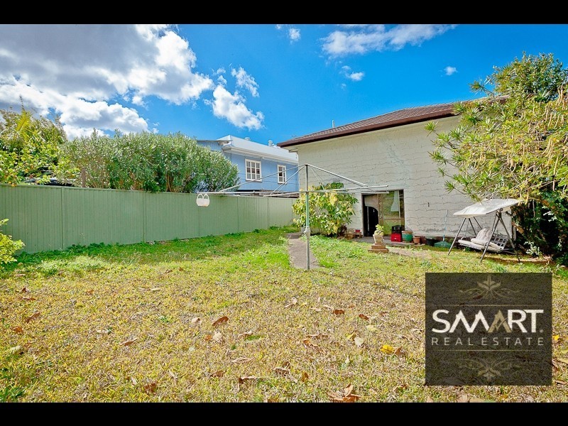 8 Deakin Avenue, Southport QLD 4215