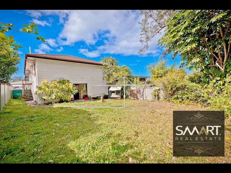 8 Deakin Avenue, Southport QLD 4215