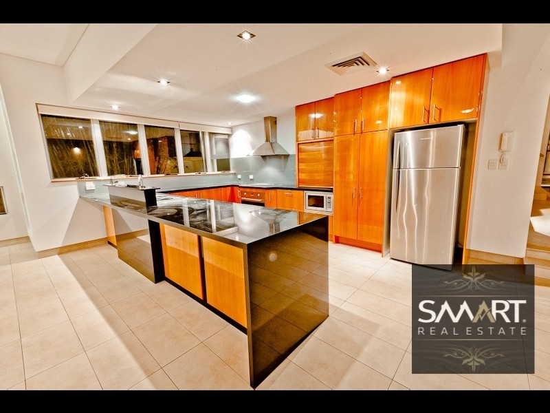 3033B The Boulevarde, Benowa QLD 4217