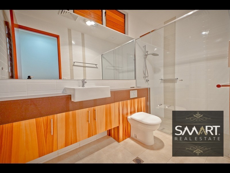 3033B The Boulevarde, Benowa QLD 4217