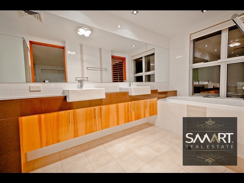 3033B The Boulevarde, Benowa QLD 4217