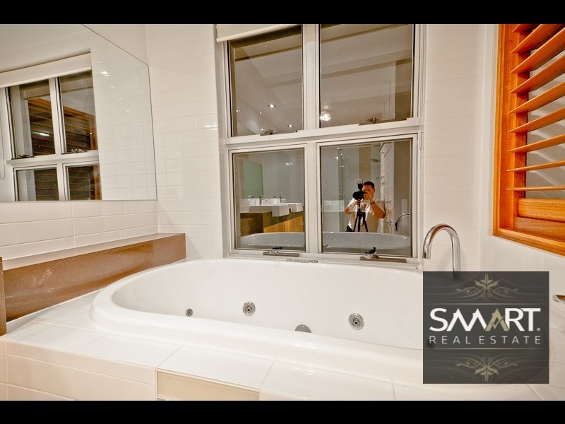 3033B The Boulevarde, Benowa QLD 4217