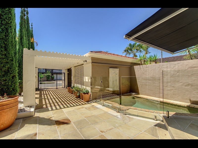 2/52 Cronin Avenue, Main Beach QLD 4217