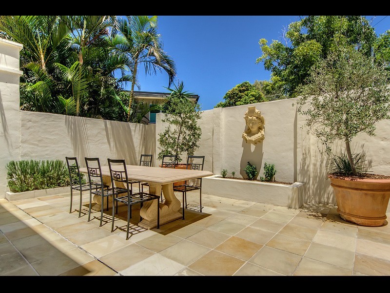 2/52 Cronin Avenue, Main Beach QLD 4217