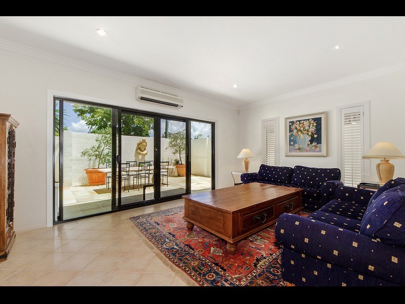 2/52 Cronin Avenue, Main Beach QLD 4217