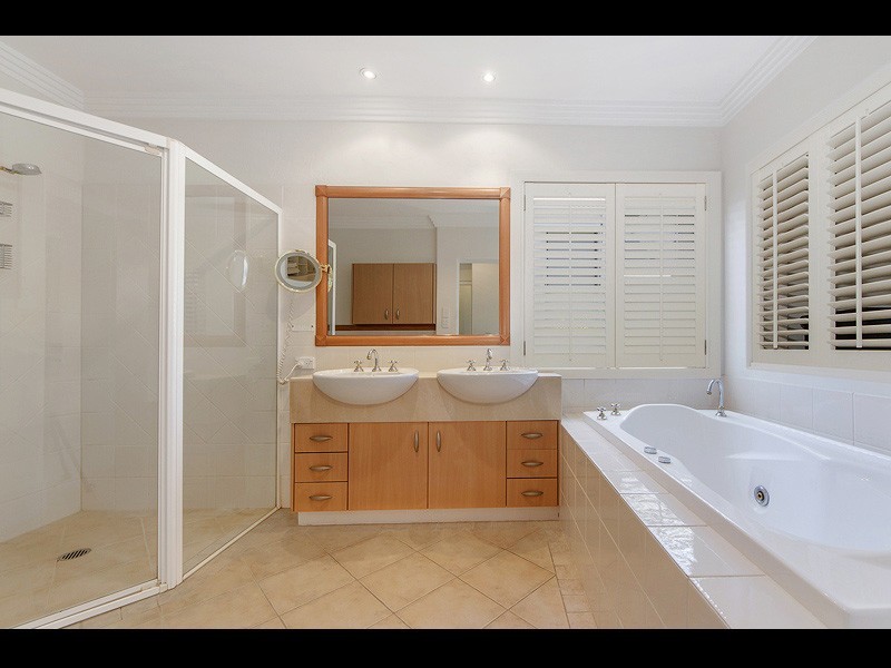 2/52 Cronin Avenue, Main Beach QLD 4217
