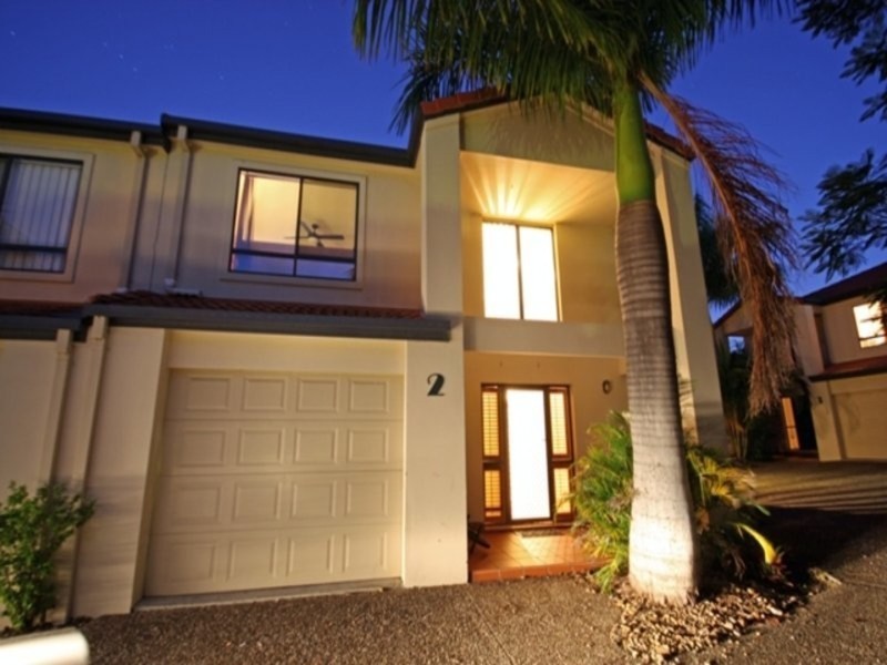 2/120 Pohlman Street, Southport QLD 4215
