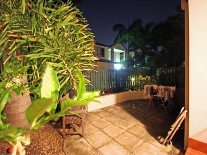 2/120 Pohlman Street, Southport QLD 4215