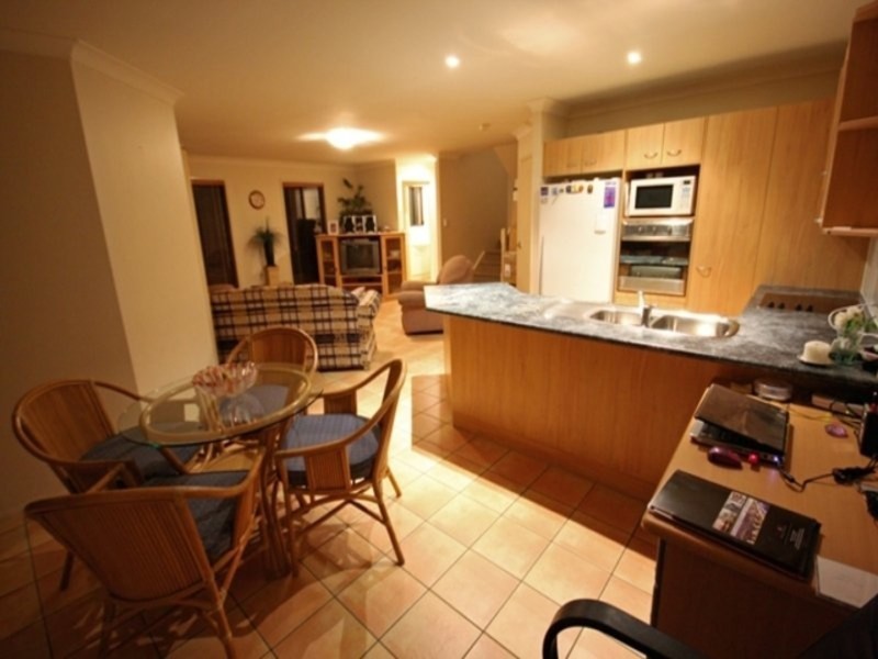2/120 Pohlman Street, Southport QLD 4215