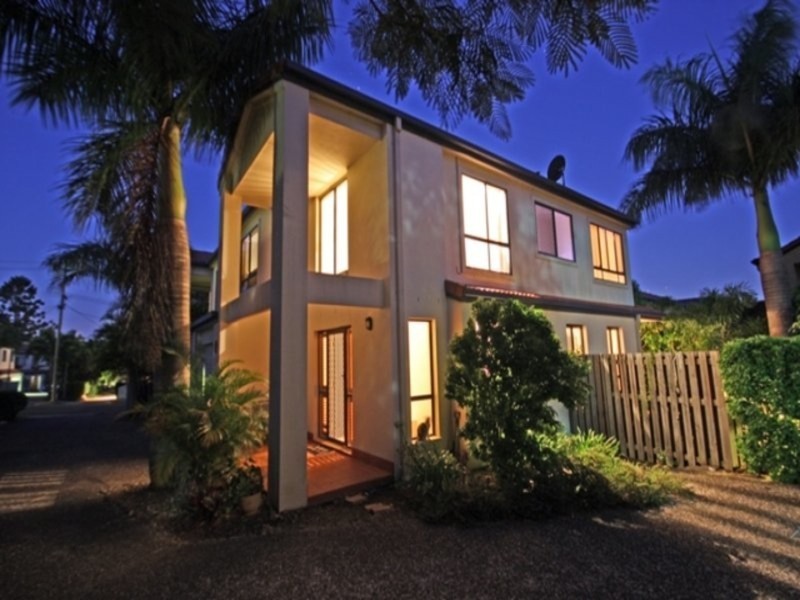 2/120 Pohlman Street, Southport QLD 4215