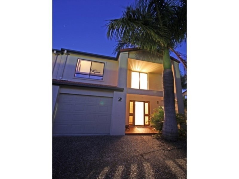 2/120 Pohlman Street, Southport QLD 4215
