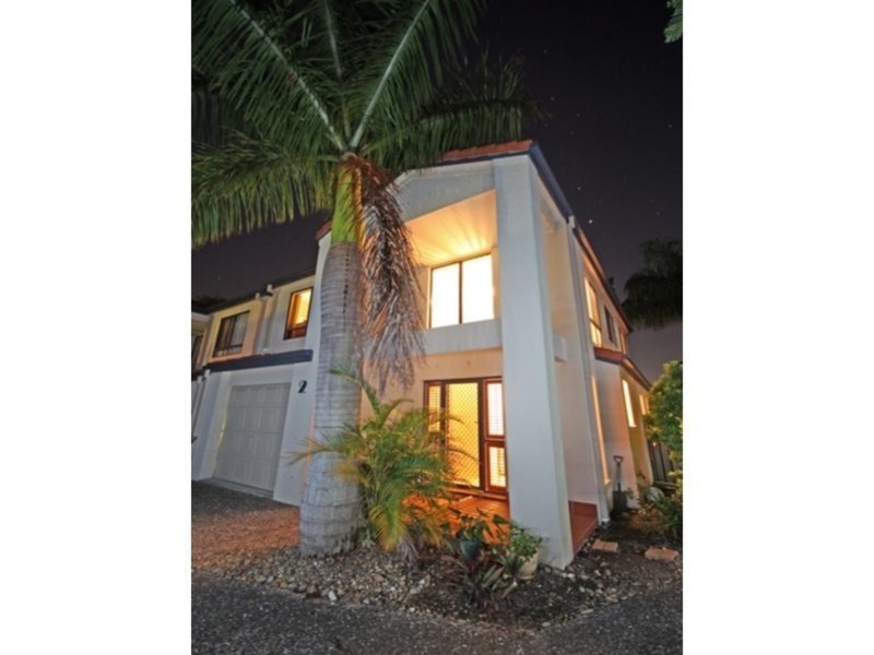 2/120 Pohlman Street, Southport QLD 4215