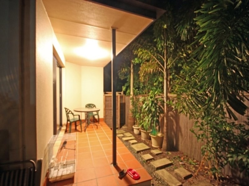 2/120 Pohlman Street, Southport QLD 4215