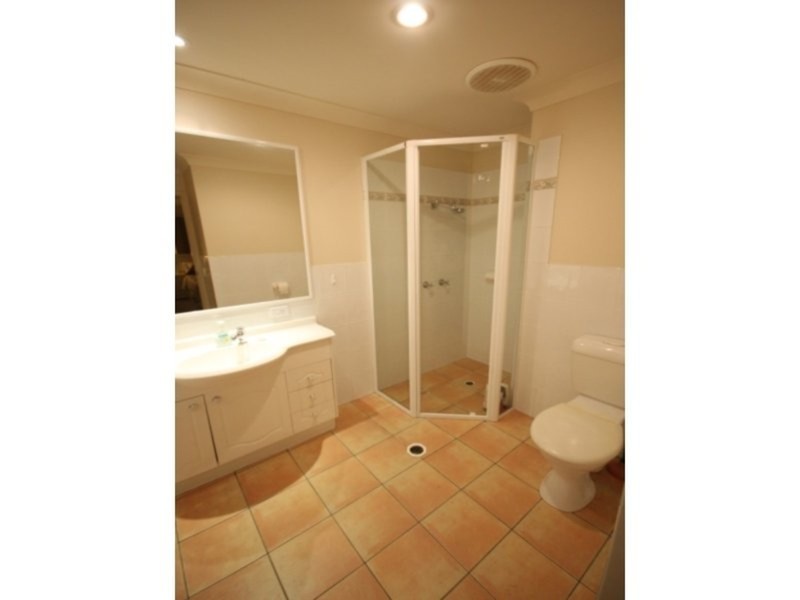 2/120 Pohlman Street, Southport QLD 4215