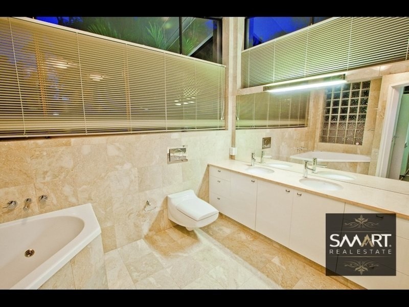 2/7 Inga Avenue, Bundall QLD 4217
