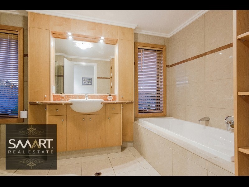 2 Castille Court, Isle Of Capri QLD 4217