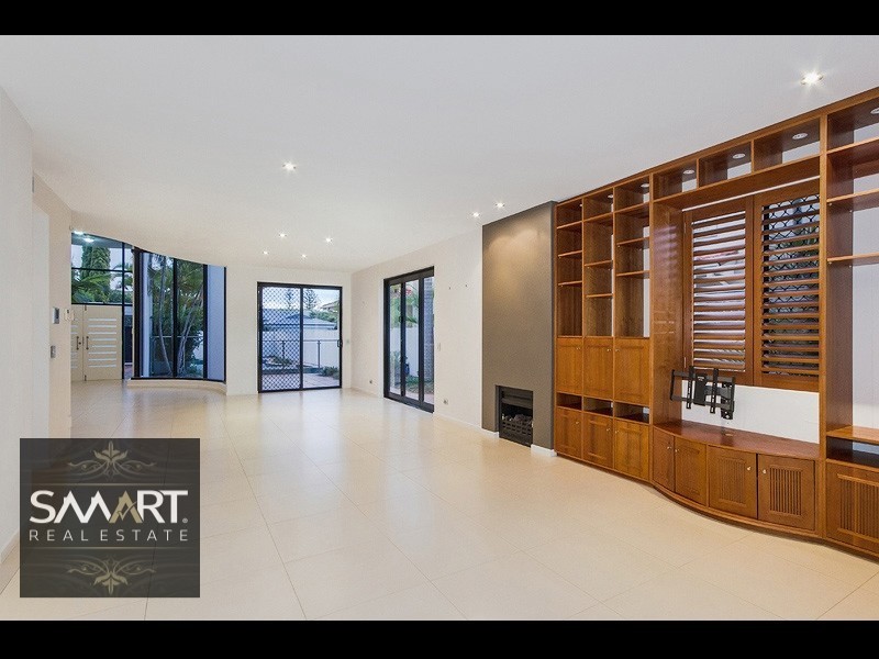 76 Amalfi Drive, Isle Of Capri QLD 4217