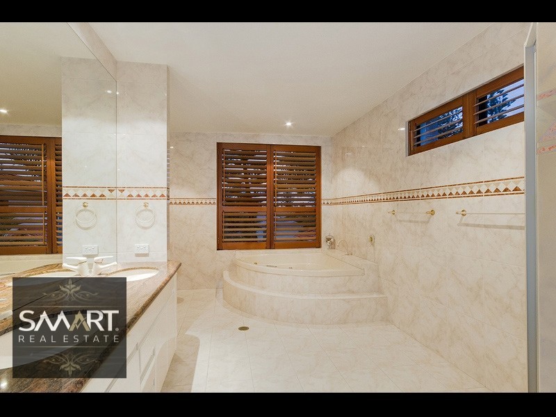 76 Amalfi Drive, Isle Of Capri QLD 4217