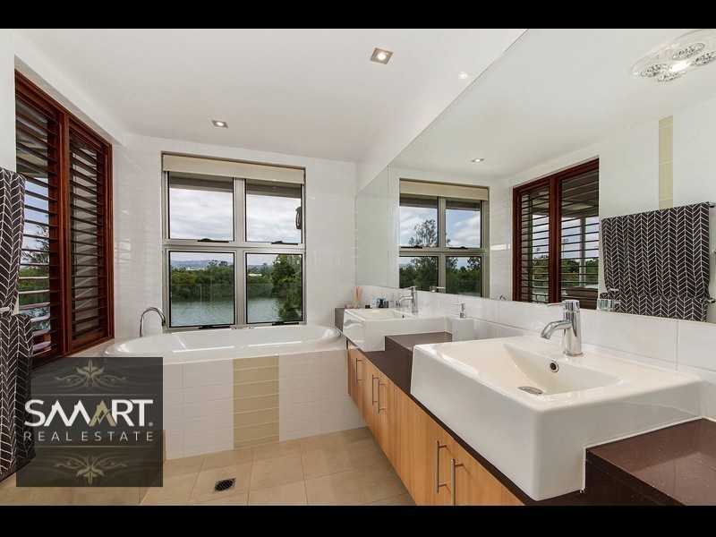 3033A The Boulevarde, Benowa QLD 4217