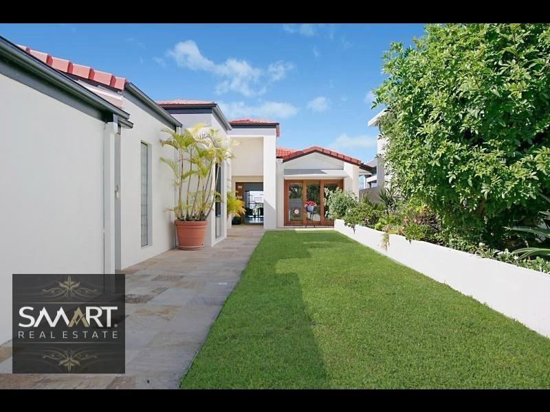 124 Amalfi Drive, Isle Of Capri QLD 4217