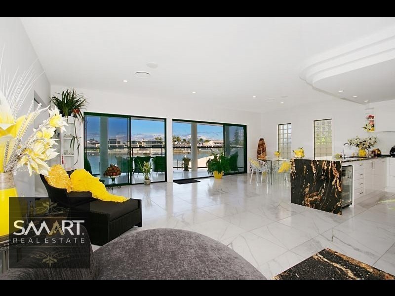 124 Amalfi Drive, Isle Of Capri QLD 4217