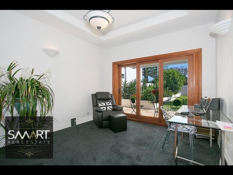 124 Amalfi Drive, Isle Of Capri QLD 4217