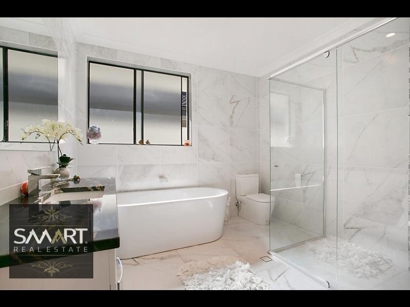 124 Amalfi Drive, Isle Of Capri QLD 4217