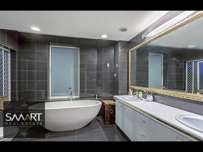 90 Commodore Drive, Paradise Waters QLD 4217