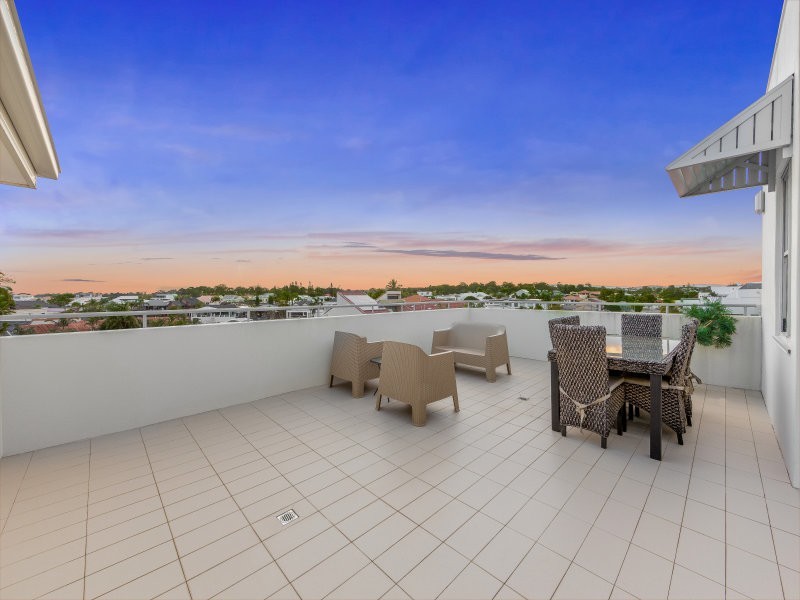 67 Commodore Drive, Paradise Waters QLD 4217