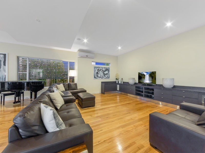 67 Commodore Drive, Paradise Waters QLD 4217