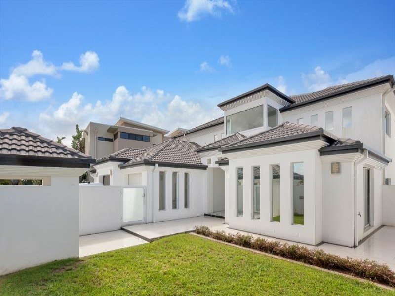 126 Sir Bruce Small Boulevard, Benowa Waters QLD 4217