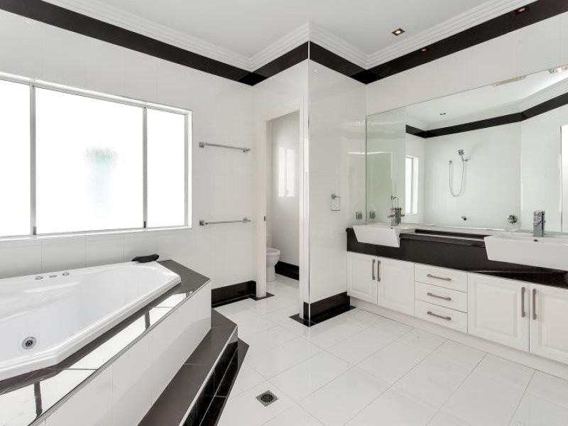 126 Sir Bruce Small Boulevard, Benowa Waters QLD 4217